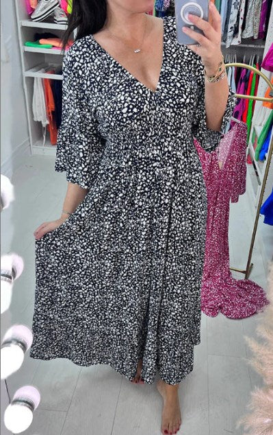 🔥Hot Sale-Free shipping for 3 pieces(10% OFF)🔥Casual print, V-neck long dress, exudes charming appeal!!