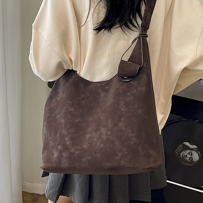 Lightweight Retro Shoulder Tote with Matching Pouch