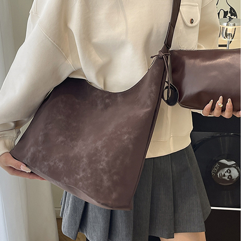 Lightweight Retro Shoulder Tote with Matching Pouch