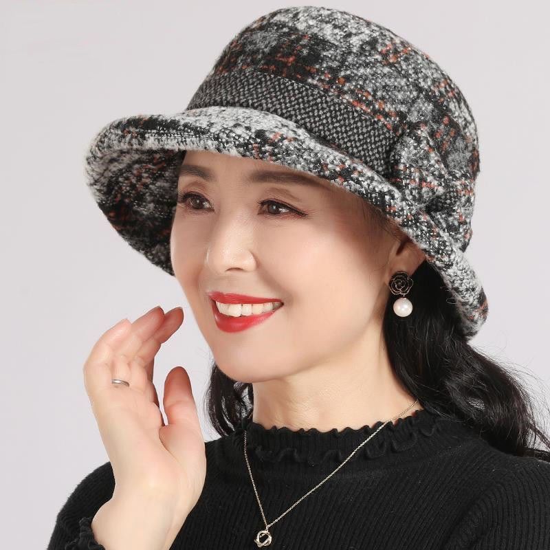 ๐๐ฅ Women's vintage cloche hat made of soft imitation wool โ Classic check pattern, timelessly elegant & sustainably produced ๐๐ Perfect for cold days and stylish city walks.