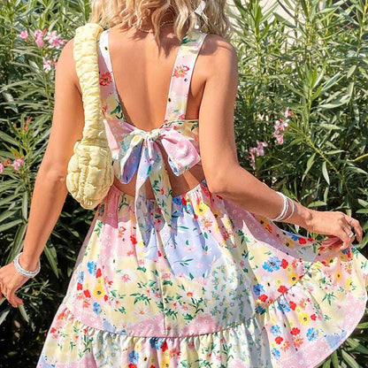 🌸 Romance blooms! A floral-print sleeveless mini skirt for a summery elegance 👗