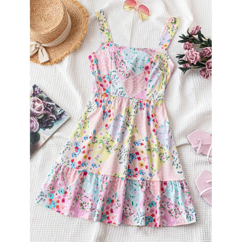 🌸 Romance blooms! A floral-print sleeveless mini skirt for a summery elegance 👗