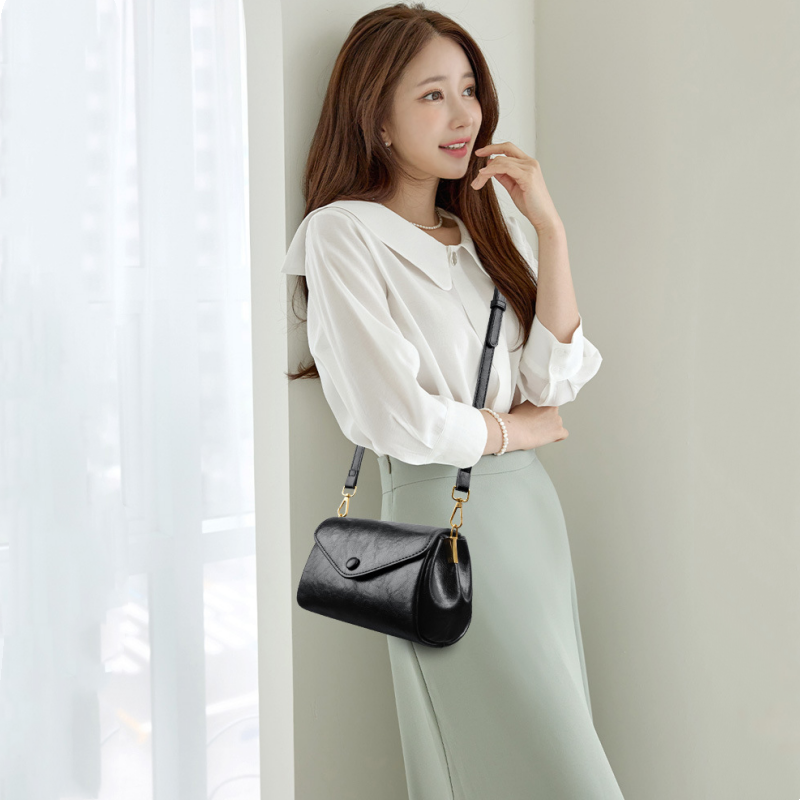 A simple and stylish women's shoulder bag💖