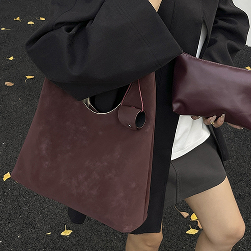 Lightweight Retro Shoulder Tote with Matching Pouch