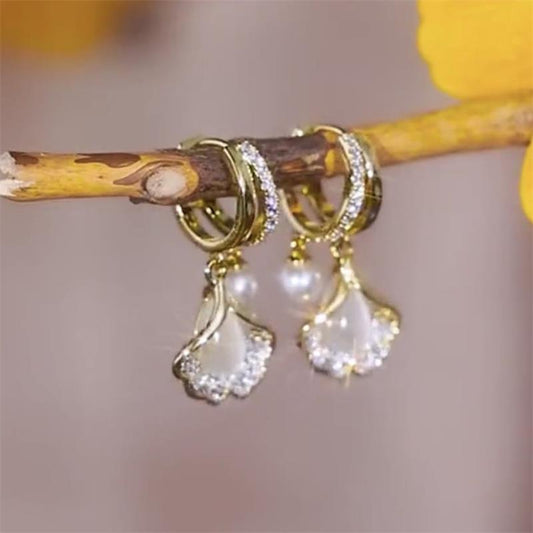 💕Pearl Earrings with Apricot Leaf Detail